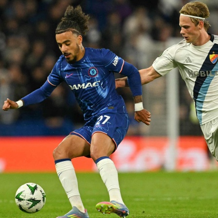 Chelseas Malo Gusto und Djurgardens Tobias Gulliksen kämpfen um den Ball