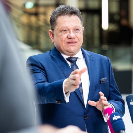 Andreas Philippi (SPD, r), Gesundheitsminister Niedersachsen, gibt Medienvertretern im Foyer vom Landtag ein Interview
