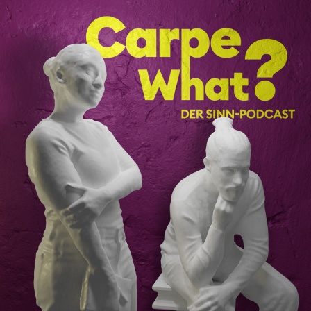 Schriftzug "Carpe What? Dein Sinn-Podcast" und Zeichnung von einem aufgebrochenen Glückskeks, in denen ein Zettel mit der Aufschrift "Carpe What" steckt.