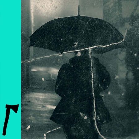 Eine Person mit Regenschirm läuft in der Nacht.