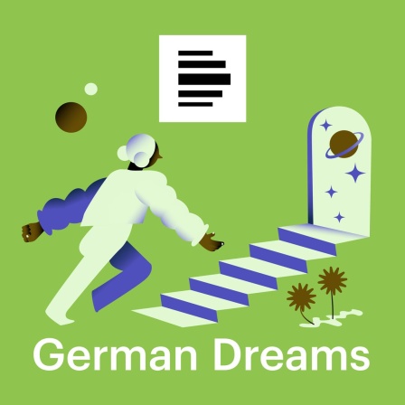 Das in grün gehaltene Podcast-Cover zeigt eine stilisierte Menschenfigur mit dunkler Haut in blau-weißer Kleidung. Sie läuft über eine Treppe auf ein Tor zu. Dahinter sind Sterne und ein brauner Ringplanet, im Vordergrund wachsen braune Pflanzen.