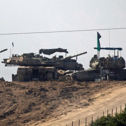 Israelische Panzer stehen in der Nähe des Gazastreifens auf einer Anhöhe.