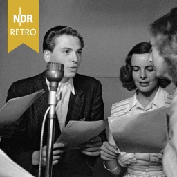 Rundfunkschüler sprechen in ein Mikrofon, 1948