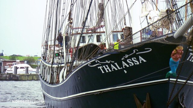 Das Schiff "Thalassa" liegt am Kai in Wilhelmshaven.
