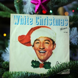 Schallplattencover der Single mit dem berühmten weißen Weihnachtslied von Bing Crosby,  im geschmückten Tannenbaum