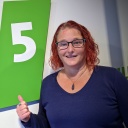 Anny Hartmann posiert vor dem WDR-5-Logo