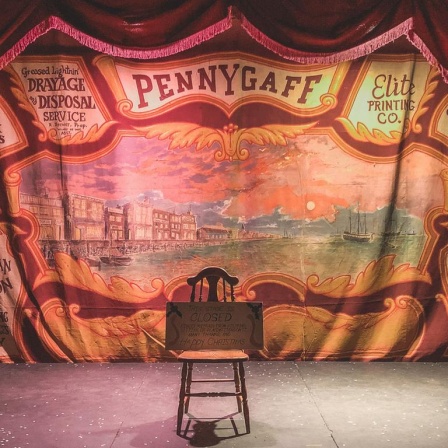 Mr. Bailey vom Zirkus „Barnum und Bailey“ bittet Dr. van Dusen um Hilfe. Zu sehen: Eine Bühne, in der Mitte steht ein Stuhl.