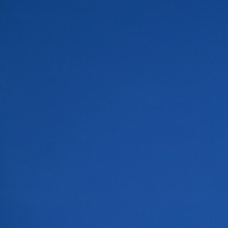 Ein Fesselballon in Faben der US-amerikanischen Flagge in einem tief blauen Himmel.