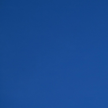 Ein Fesselballon in Faben der US-amerikanischen Flagge in einem tief blauen Himmel.