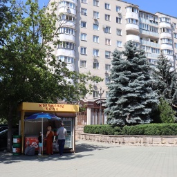 Menschen stehen an einem Kiosk in Tiraspol inTransnistrien. Der Konflikt um das moldauische Separatistengebiet Transnistrien zählt zu den ältesten auf Ex-Sowjetgebiet. 