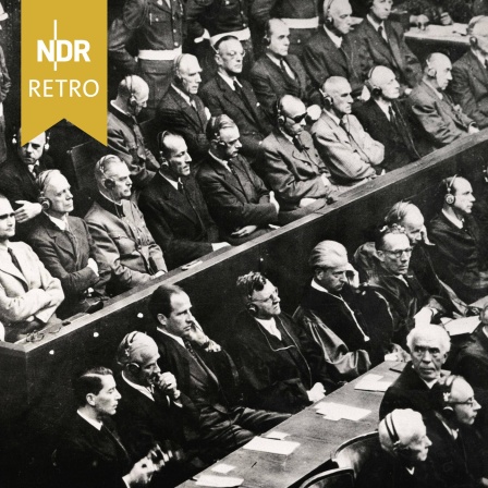 Die Hauptangeklagten und in den vorderen beiden Reihen die Verteidiger.