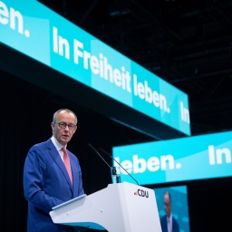 Friedrich Merz, Vorsitzender der CDU, bei seiner Rede zum Grundsatzprogramm auf dem CDU-Parteitag in Berlin (Bild: picture alliance/Flashpic/Jens Krick)