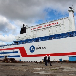 Das erste schwimmende Atomkraftwerk mit dem Namen Akademik Lomonossow hat 2019 in Murmansk unter Protest von Umweltschützern in Russlands Fernem Osten seine Stromproduktion begonnen.