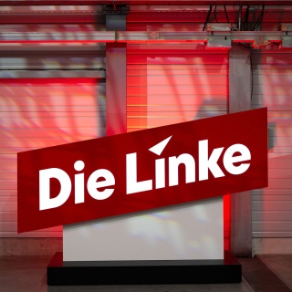  Ein Logo der Partei Die Linke leuchtet vor Beginn des Bundesparteitages 2024 in der Halle.