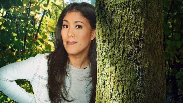 Montage: Mai Thi Nguyen-Kim lehnt an einen Baum