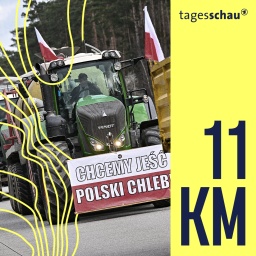 Landwirte aus Polen sind auf der Autostrada A2 (Europastraße 30) mit ihren Fahrzeugen in Richtung deutsch-polnische Grenze unterwegs - an einem Traktor hängt ein Plakat mit der Aufschrift "Wir wollen polnisches Brot essen".
