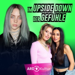 Links im Bild: Billie Eilish mit silber-grauem Haar, vielen verschiedenen Ketten um den Hals und im schwarzen Samtumhang. Rechts daneben der Schriftzug "im Upside Down der Gefühle" und darunter die Hosts LEA und Gizem Celik