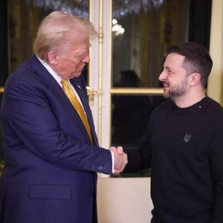 Der ukrainische Präsident Wolodymyr Selenskyj (r.) und US-Präsident Donald Trump (l.) schütteln Hände im Elysee-Präsidentenpalast in Paris (7.12.2024)