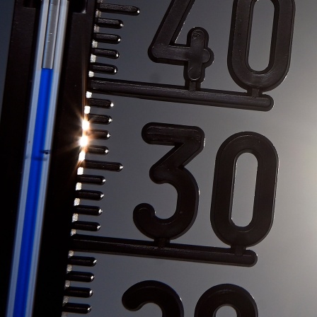 Symbolbild: Ein Thermometer in der Sonne zeigt über 40 Grad Celsius an.