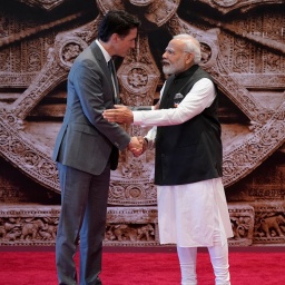 Narendra Modi (r), Premierminister von Indien, begrüßt Justin Trudeau, Premierminister von Kanada, bei seiner Ankunft im Bharat Mandapam Kongresszentrum anlässlich des G20-Gipfels.