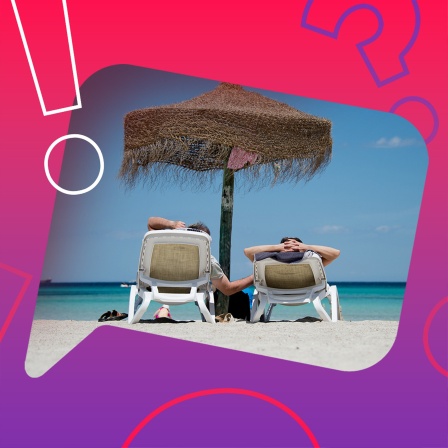 Urlauber entspannen sich am Plaja-de-Muro-Strand auf Mallorca