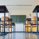 Ein leerer Klassenraum im Gymnasium