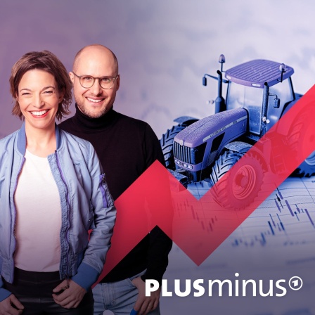 Das Bild zeigt die Hosts des Plusminus Podcasts, Anna Planken und David Ahlf vor einem Traktor. Der Agrarhändler BayWa wollte immer weiter wachsen und geriet in finanzielle Schieflage. Die Aktie brach ein, Privatanleger fürchten um ihr Geld. Und Landwirte haben das Vertrauen in ihren wichtigsten Abnehmer verloren.