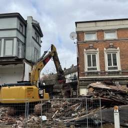 Ein Bagger reißt ein Haus in der Nähe der Hamburger Sternbrücke ab.