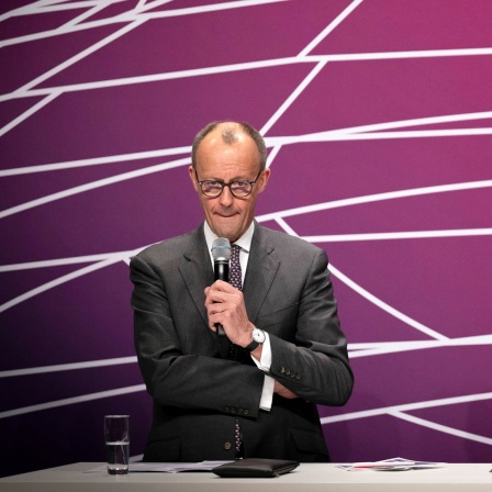 Die Vorsitzenden der Unionsfraktion, Friedrich Merz und Alexander Dobrindt, sprechen bei einer Pressekonferenz im Paul-Löbe-Haus in Berlin