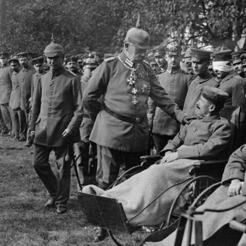 Paul von Hindenburg besucht Verwundete des Ersten Weltkrieges, Soldaten in Reihe aufgestellt, im Vordergrund in Rollstühlen