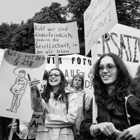 Frauen und Männer demonstrierten am 2.6.1973 in Bonn gegen den Abtreibungsparagraphen 218 
Teaserbilder für Podcast "ostKunstwest. Deutsch-deutsche Kunstgeschichten"