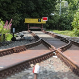 Verwaiste Gleise liegen vor dem früheren Start- und Zielbahnhof der Höllentalbahn die seit Jahren stillgelegt ist.