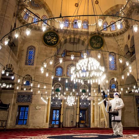 Ein Mitglied der Stadtverwaltung von Istanbul desinfiziert im März 2020 die Kilic-Ali-Pasa-Moschee, um die Ausbreitung des Coronavirus zu verhindern.