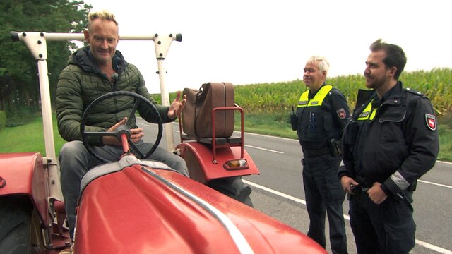 Polizei-Hauptkomissar Dirk van Bargen und Polizeikommissar Kevin Bade bei der Kontrolle von Landmaschinen bei Zeven.