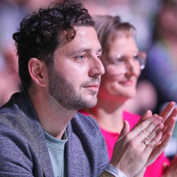 Felix Banaszak und Franziska Brantner sitzen bei der 50. Bundesdelegiertenkonferenz von Bündnis90/Die Grünen in Wiesbaden nebeneinander und klatschen.