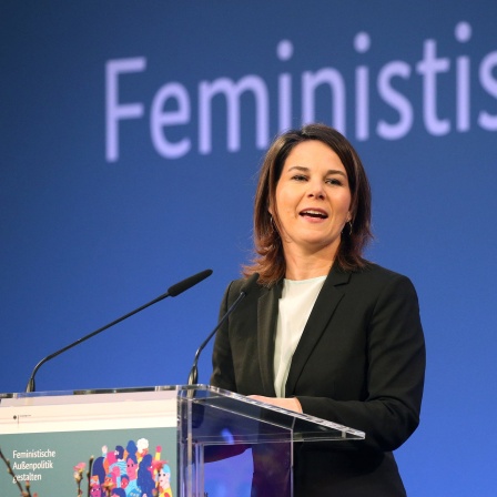 Bundesaußenministerin Annalena Baerbock (Bündnis90/Grüne) hält am 1. März 2023 eine Rede bei der Vorstellung der Leitlinien zur Feministischen Außenpolitik im Weltsaal des Auswärtigen Amts