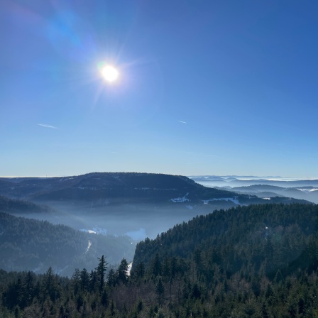 Aussicht von der Schwarzwaldhochstraße auf die teils verschneite Berglandschaft im Schwarzwald.