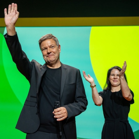 Bundeswirtschaftsminister Robert Habeck und Außenministerin Annalena Baerbock auf der Bühne beim Bundesparteitag der Grünen in Wiesbaden,