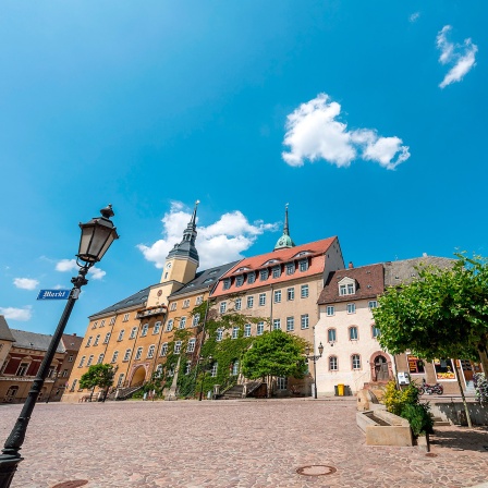 Blick auf den Markt mit dem Rathaus und dem Kirchturm der Kirche "Zu unserer lieben Frauen" dahinter.