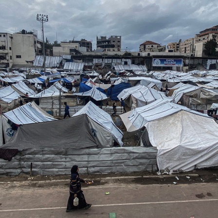 Ein Überblick über ein behelfsmäßiges Zeltlager für vertriebene Palästinenser in der Gegend von Al-Mawasi nach heftigen Regenfällen inmitten des andauernden Krieges zwischen Israel und der islamistischen Hamas. 