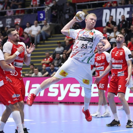 Magdeburgs Magnus Saugstrup wirft auf das Tor von Dinamo Bukarest