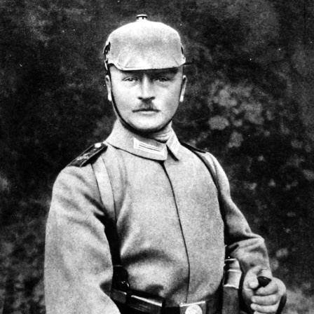 Deutscher Soldat in neuer feldgrauer Uniform mit Helm ohne Pickel (November 1915)