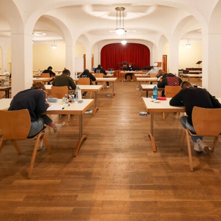 Prüflinge während einer Abiklausur an einem Gymnasium in Wiesbaden im Mai 2022