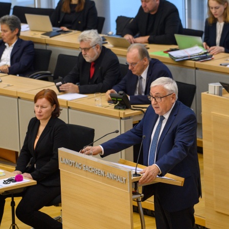 Michael Richter (CDU), Finanzminister von Sachsen-Anhalt, spricht im Plenarsaal des Landtages von Sachsen-Anhalt zu den Abgeordneten. 