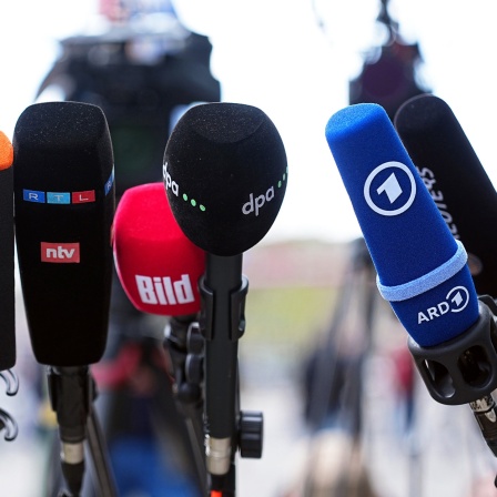 Mikrofone und Kameras vor der Parteizentrale der CDU