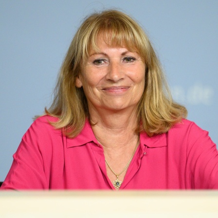 Petra Köpping (SPD), Sozialministerin von Sachsen, lächelt.