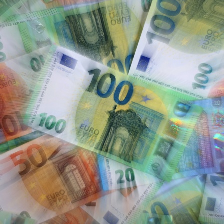 ILLUSTRATION Verschiedene Euro-Banknoten liegen auf einem Tisch (Zoomeffekt).