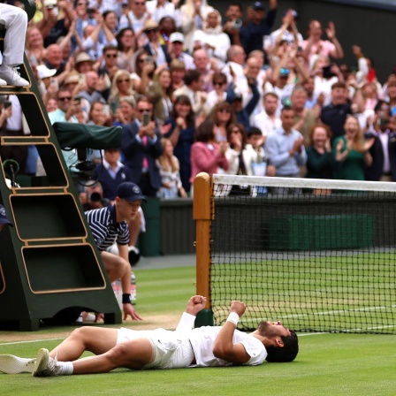 Carlos Alcaraz gewinnt das Turnier von Wimbledon und ist überwältigt