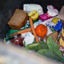 Verschiedene Lebensmittel liegen im Müll.