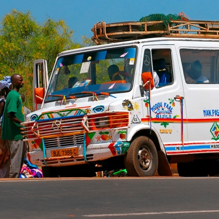 Buschtaxi, das gerade beladen bzw. bestiegen wird, Tanji, The Gambia, Afrika